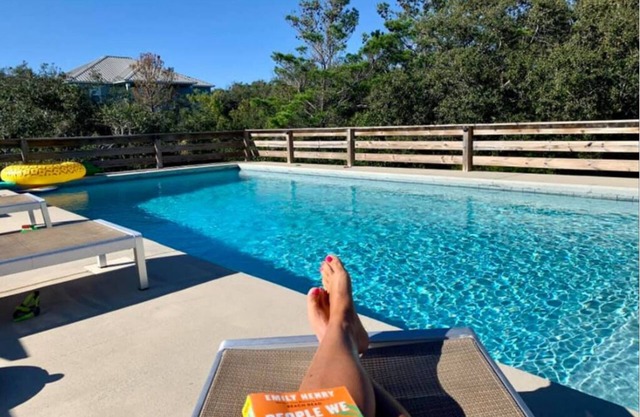 WALK TO PRIVATE ACCESS "PET FRIENDLY BEACH" ENJOY nPRIVATE POOL & HOT TUB