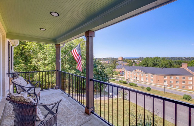 Walk to Radford University: Home w/Fire Pit!