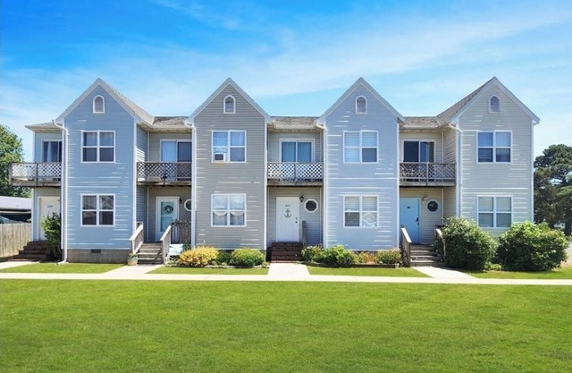 Walk to Restaurants & Attractions-Linens Included! Book your Beach Vacation Now!