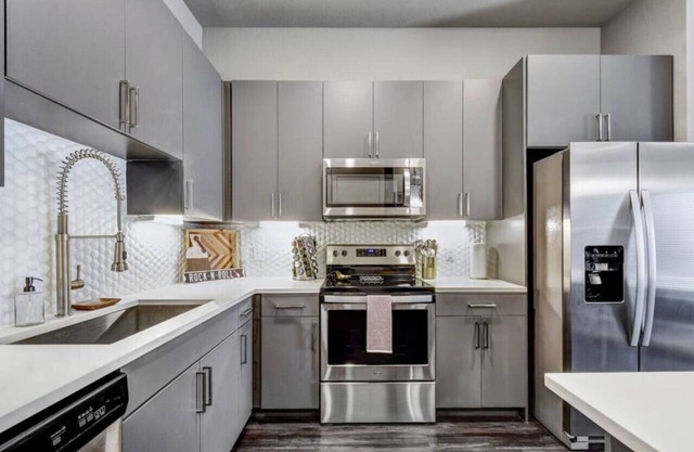 Walk to Riverwalk | Luxury Downtown Apt | King Bed