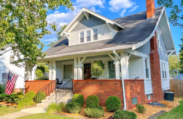 Walk to Shops & Dining, Great Location! - 3br