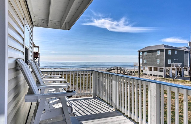 Walk to Shore & Eats: Surfside Beach Gem w/Deck