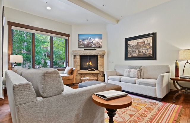 Walk to Skiing, Exceptional Juniper Landing 2 BR, Private Hot Tub, Golf Course Views, Outdoor Pool