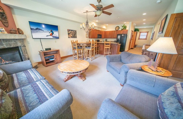 Walk to slopes, Gas Fireplace, Views of the Mtn