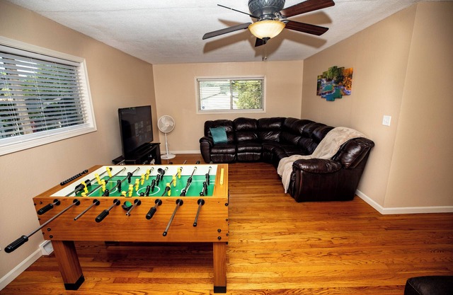 Walk to Sycamore Mall, 5 Min Drive To City Center, 8 Beds Home, Fenced Yard