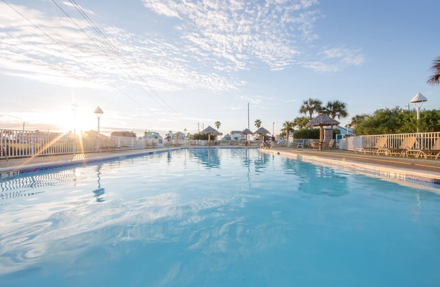 Walk to the Beach. Pool & Hot Tub. Mini Golf
