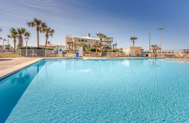 Walk to the Beach. Pool & Hot Tub. Mini Golf
