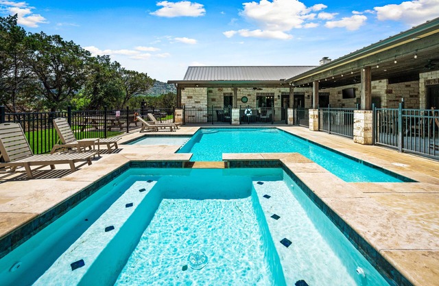 Walk to THE Frio River-access included + private swimming pool, hot tub & outdoor kitchen