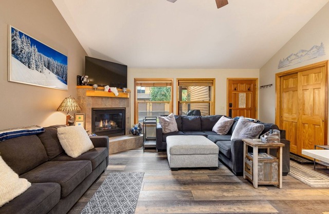 Walk to the Lifts/Private Garage/Hot Tub Access/Custom Kitchen