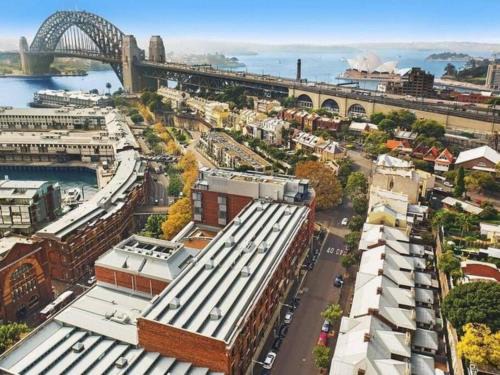 Walk to the Opera House