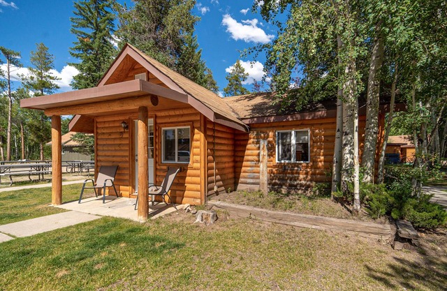 Walk to town! Charming Cabin located at the Historic Daven Haven Lodge