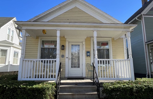 Walk to town & Silver Beach. July 4th Week available, First 2 Weeks of June Open