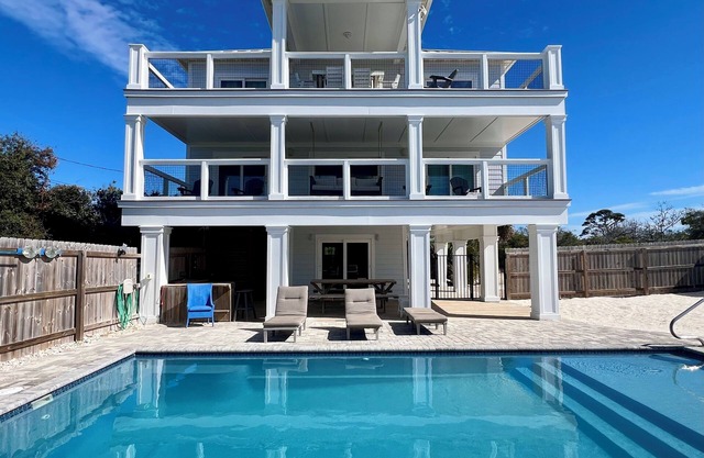Walk to tradin post!North cape, private pool, awesome patio & steps to beach!