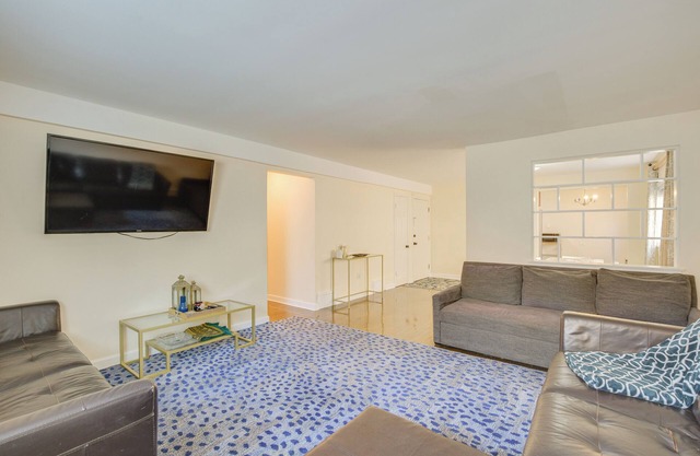 Walk to Train: Convenient Skokie Condo!