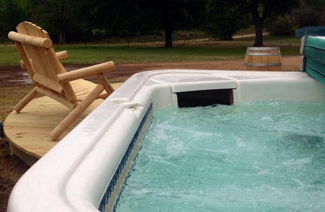 Walk to Winery- Red Barn 3 mi. From town on Wine Trail HOT TUB