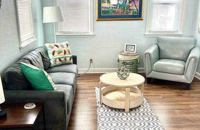 Walkable Dog Friendly Cottage Downtown