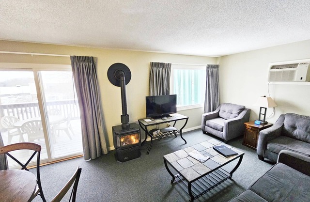 Walkable Stowe Condo: Pool, Hot Tub, Fireplace