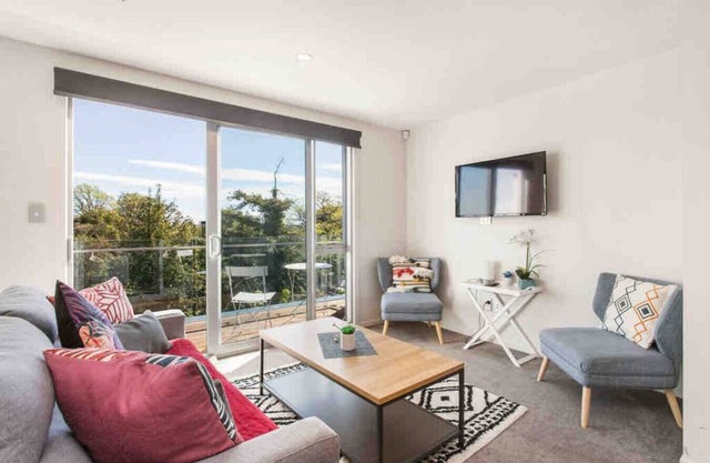 Walking Distance CBD 2 Bdrms Secure Park