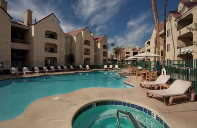 Walking distance to the Strip + kitchen and Hot Tub/1BD + 1BA