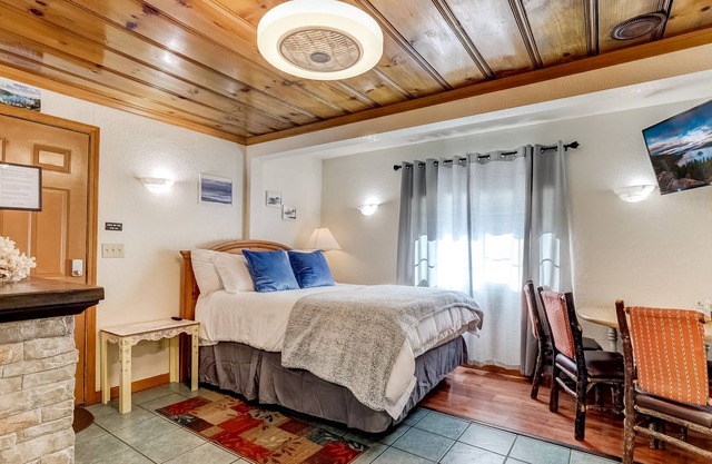 Walking distance to the lake, restaurants, shops, Gondola & more cottage 3