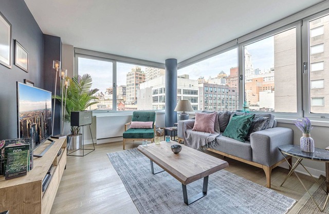 Walking distance to Union Square, 10 minute walk to NYU, Doorman, Gym, Roofdeck
