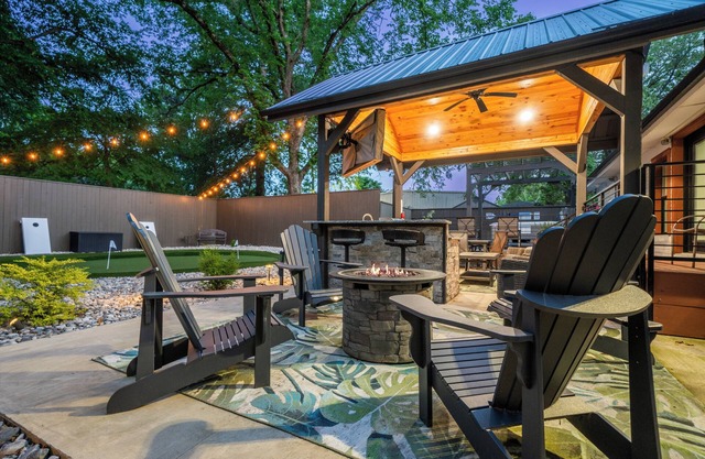 Walking Distance to Oaklawn! Hot Tub, Outdoor Kitchen & Putting Green!