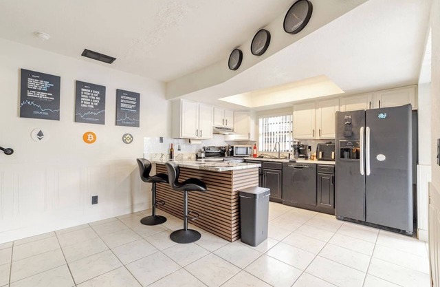 Wall Street Retreat - Modern , Luxury, Near Beach!