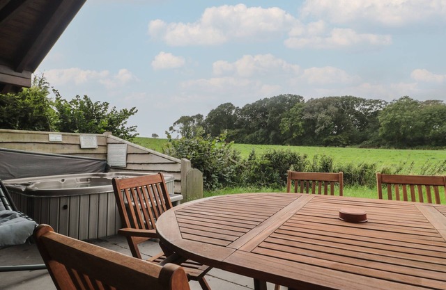 WALNUT, pet friendly, with hot tub in Swanage