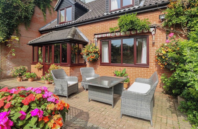 WALNUT TREE COTTAGE, pet friendly, with a garden in Catfield