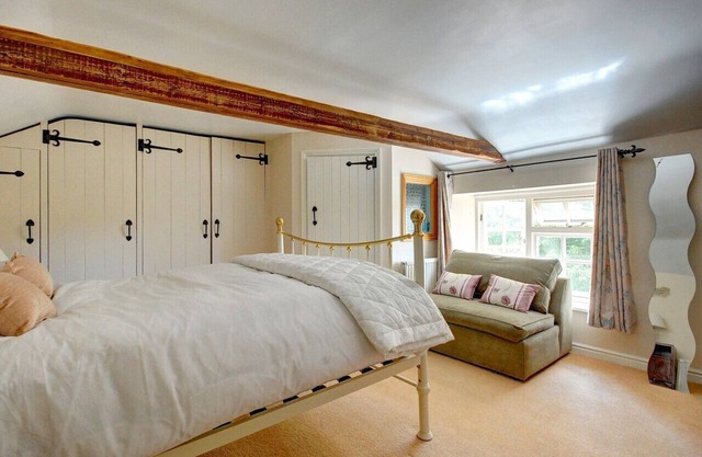 Walnut Tree Cottage - Three Bedroom House, Sleeps 6