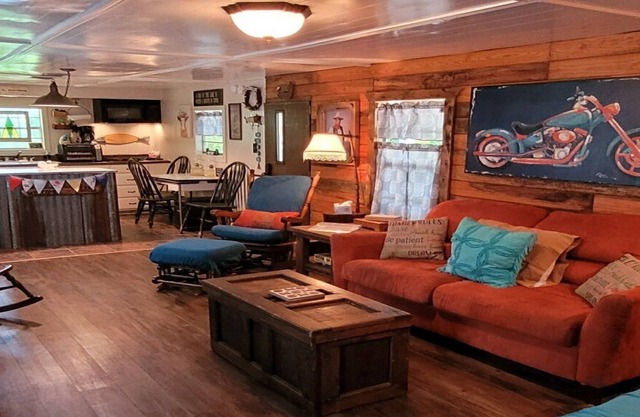 Want to get away from the City? Want to do some Swimming or Fishing? Perfect Getaway at Lake Texoma!