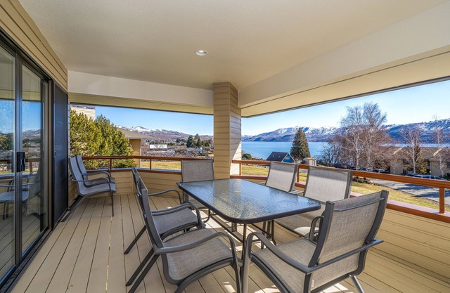 Wapato Point Halmalka Condo 514-B Close to Outdoor Pool, Sandy Beach Amenities