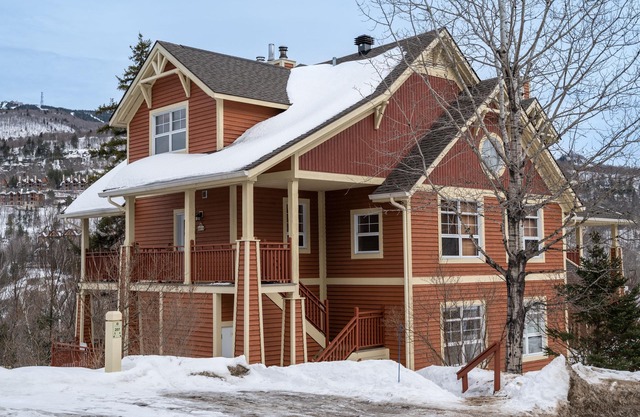 Warm 3brm 2 bath with In-Condo Sauna! Steps from Ski/Golf/Bike/Hike