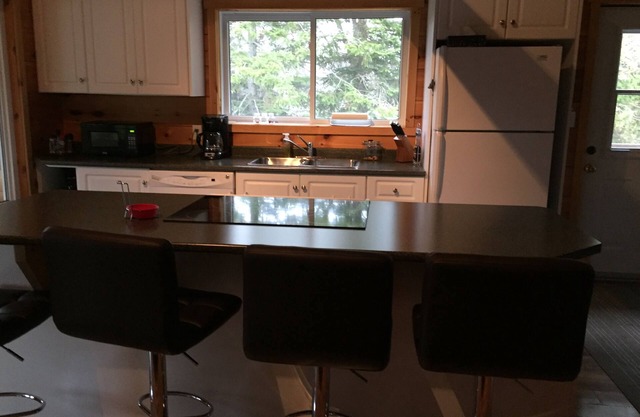 Warm and inviting, 3 bedroom 4 season cottage.
