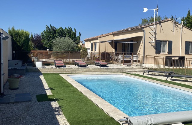 Warm and sunny Provence villa with private pool, 7 people.