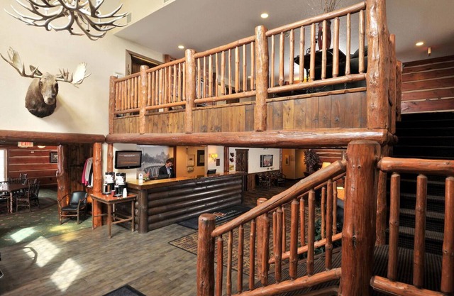 Warm Stay Near Iowa State Fairgrounds! Free Parking & Breakfast | 2 Units