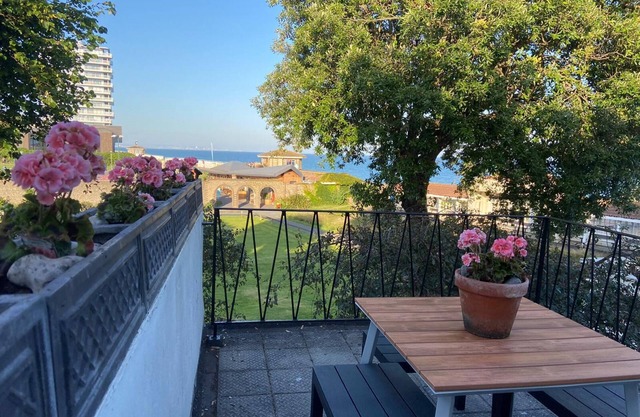 Warwick House - Stunning house with sea views