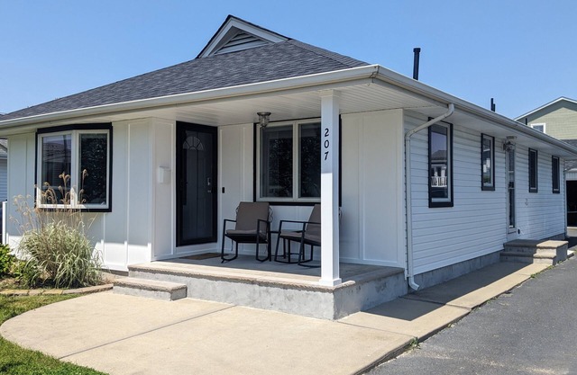 WASH207 | Custom 3BR 2ba ranch sleeps up to 10 w/NEW POOL 2 blocks to beach, pets!
