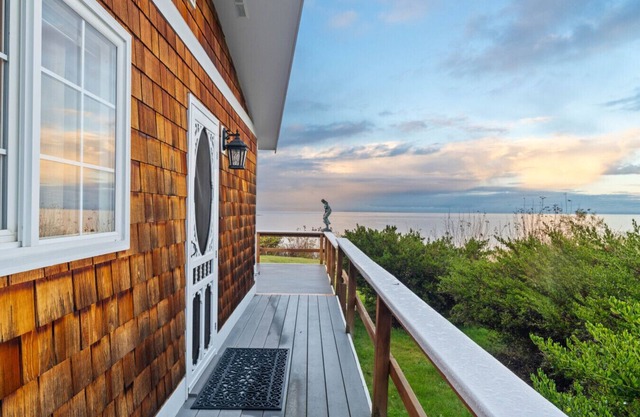 Water Edge Coast-Guard Cottage-Panorama View-