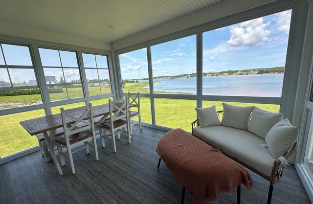 Water Front Cottage On The Sou'West River, Close To Amazing Beaches and Golfing
