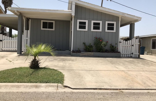 Water front Cottage with beautiful deck to enjoy South Texas Sunset.