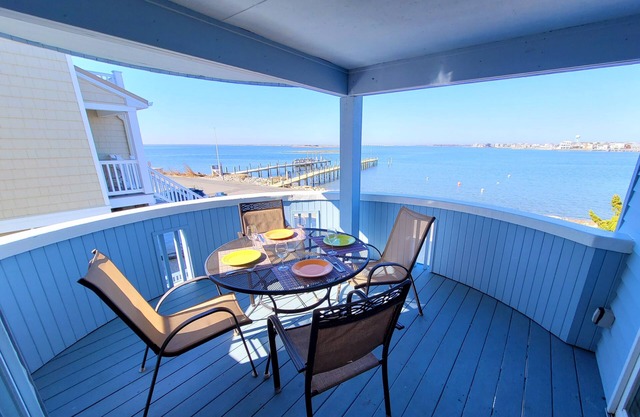 Water Front, UnObstructed & Spectacular Views/Acess to Bay. 4 Mins walk to Beach