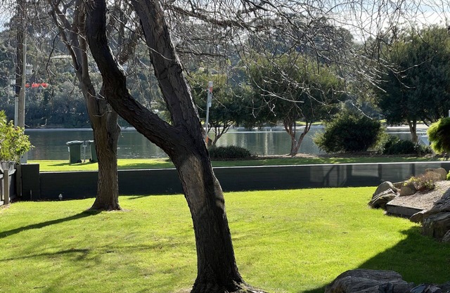 Waterfront 2-bedroom apartment with WiFi, AC in Lakes Entrance