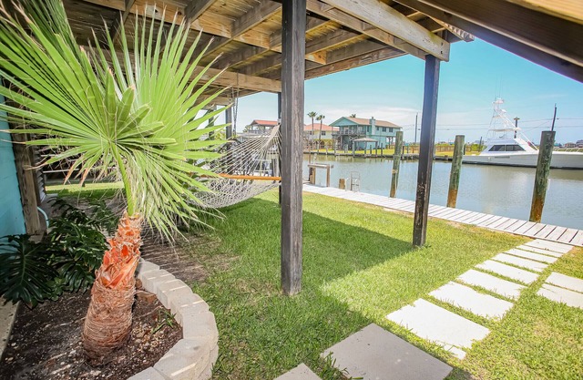 Waterfront 3BR 2BA w private dock, deck, SUPs, hammock
