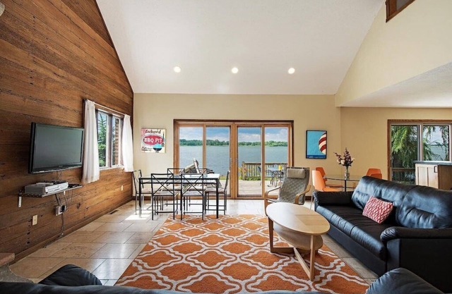Waterfront 4/5 BR Near CP and Sports Force