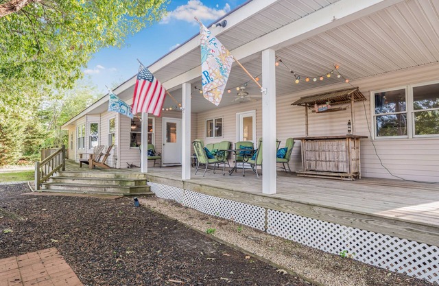 Waterfront 4 Bed 3 Bath Sleeps 8 - Free River Cruise with Week Long Rental