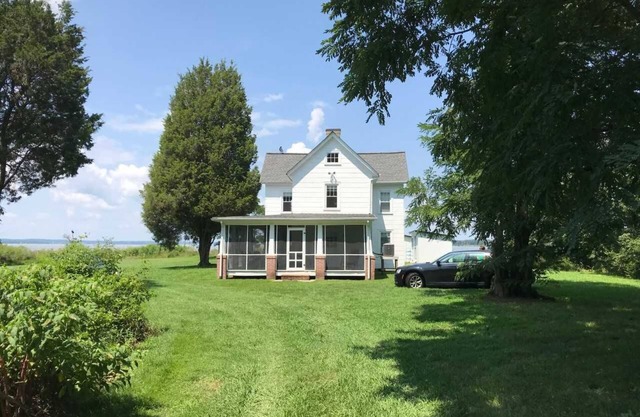 Waterfront 4 bedroom historic home on Rappahanock River with Dock