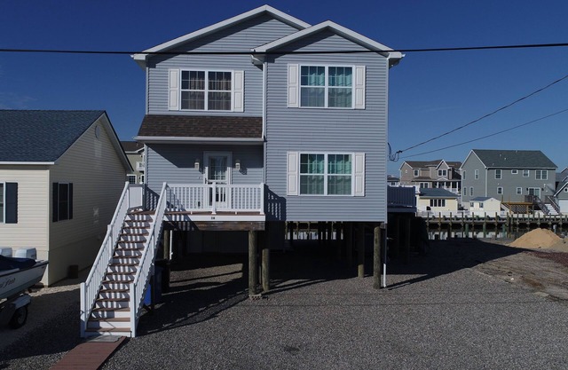 Waterfront 5 BR 2 1/2 Bath 2100 SF Home Near LBI Beaches-Floating Dock