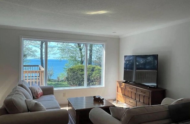 Waterfront All-season Home - Cliff Haven on Huron