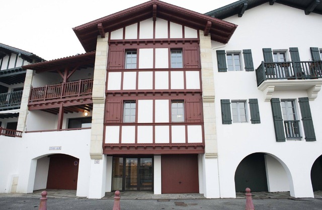 Waterfront apartment 100 m², superb sea and mountain views.